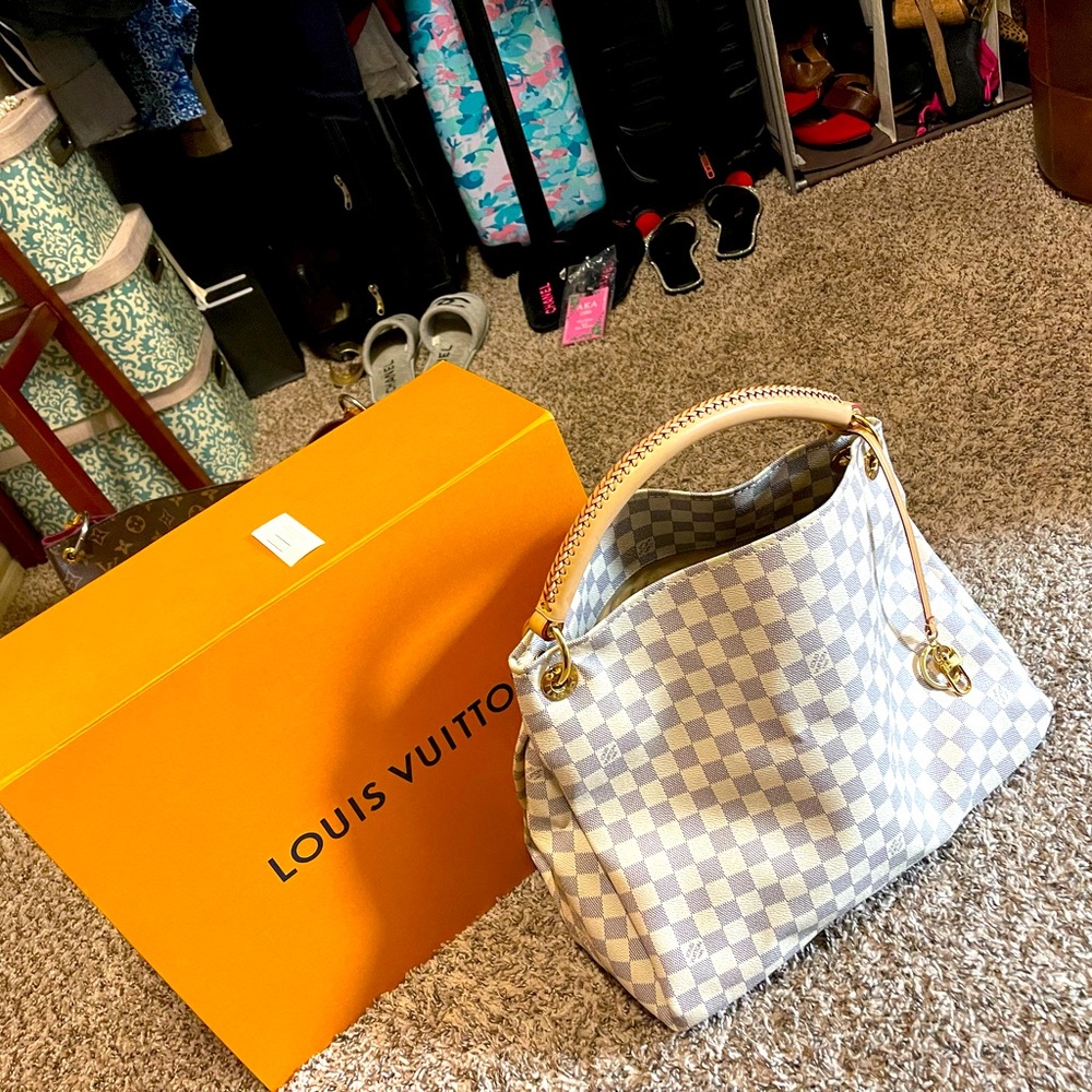 The cutest LV shoulder bag EVER! Excellent condition and  worn 2 times. 1 owner